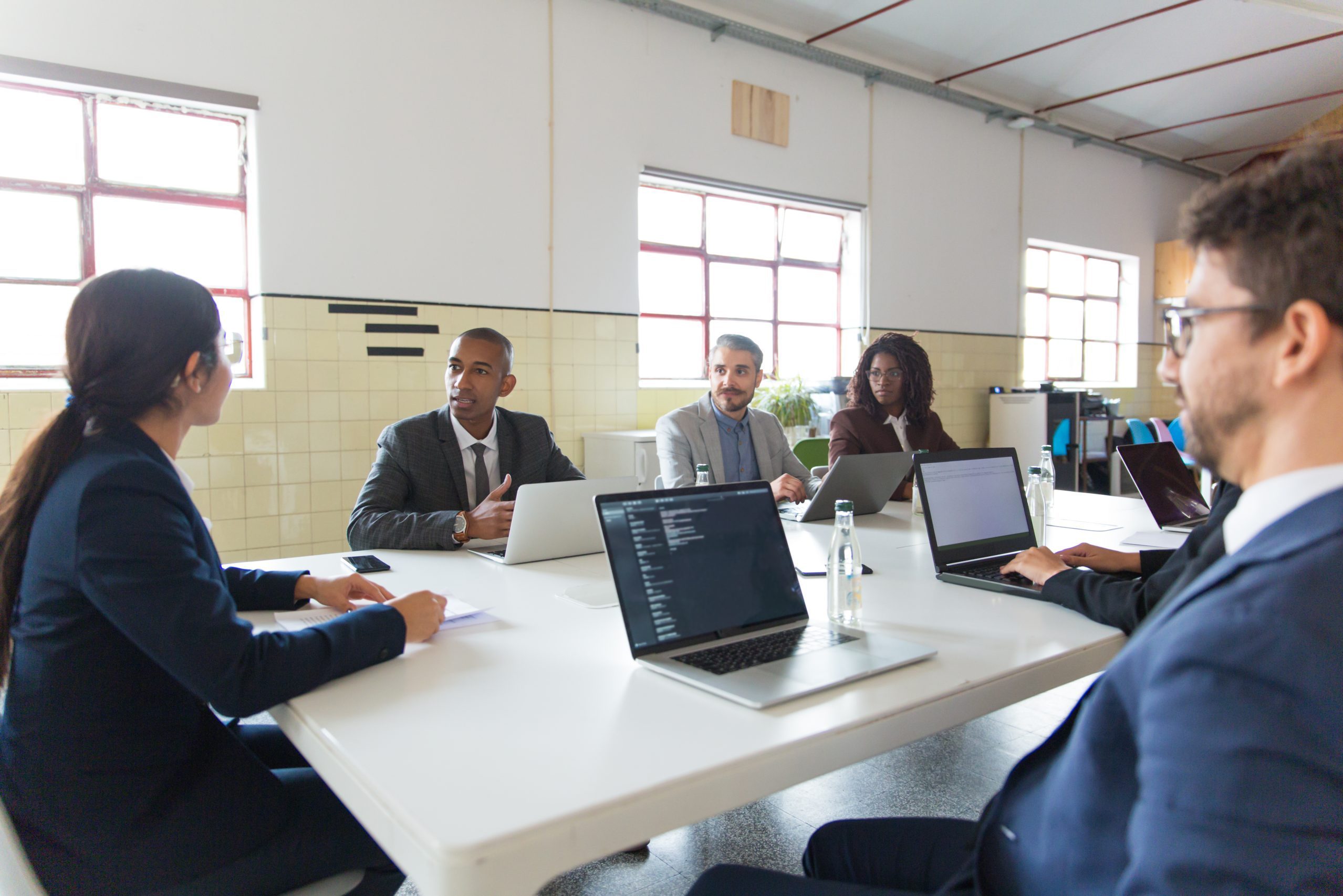 cropped cropped group analysts communicating during morning meeting scaled 2